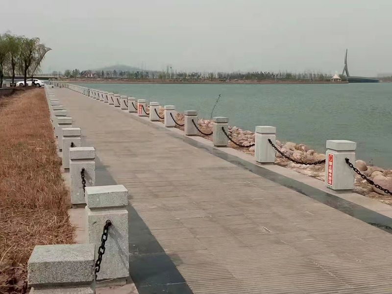 道路隔離護欄的施工過(guò)程